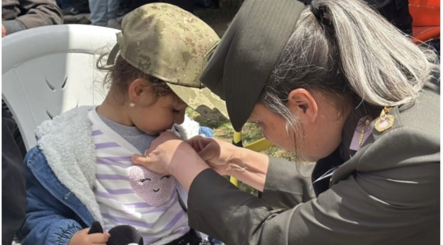 Şehit kızından cenazede duygulandıran tepki: Kenardan takalım, babaya batmasın