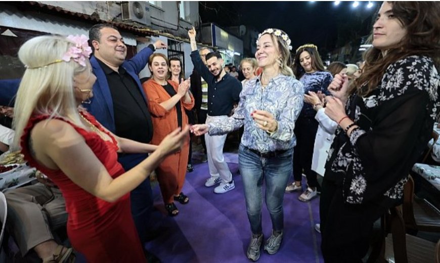 İşçiler greve hazırlanırken başkan papatya tacıyla bolluk diledi