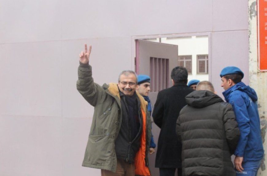 Mutluların Mutsuzlara Borcu Vardı, O Hep Hatırlattı