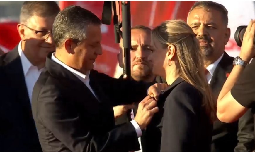 Tarihi İzmir mitinginde ‘Ösen’ sürprizi: Rozetini Özgür Özel taktı!