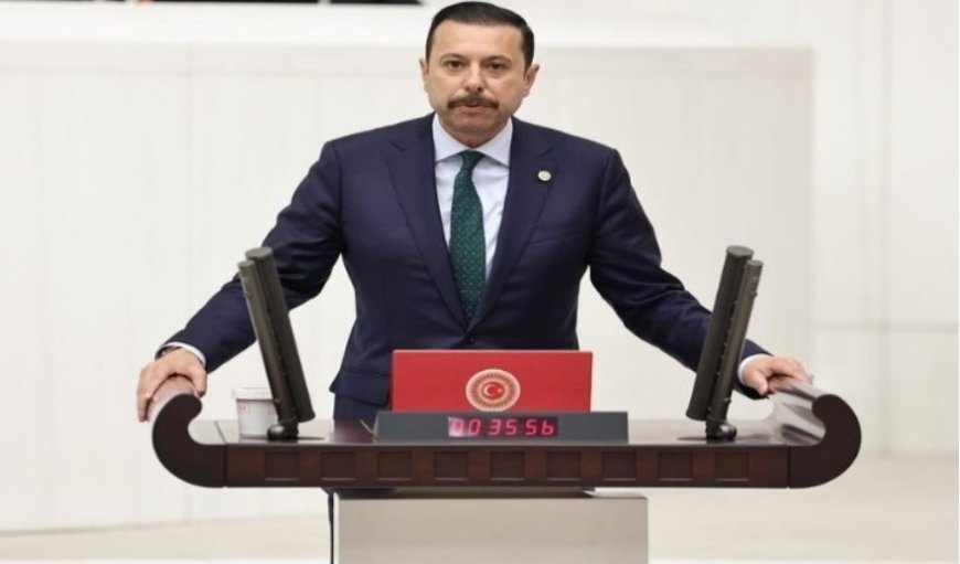 AK Partili Kaya’dan Başkan Tugay’a Eleştiri: Şarkı Türkü ile 25 Yıl Geçti