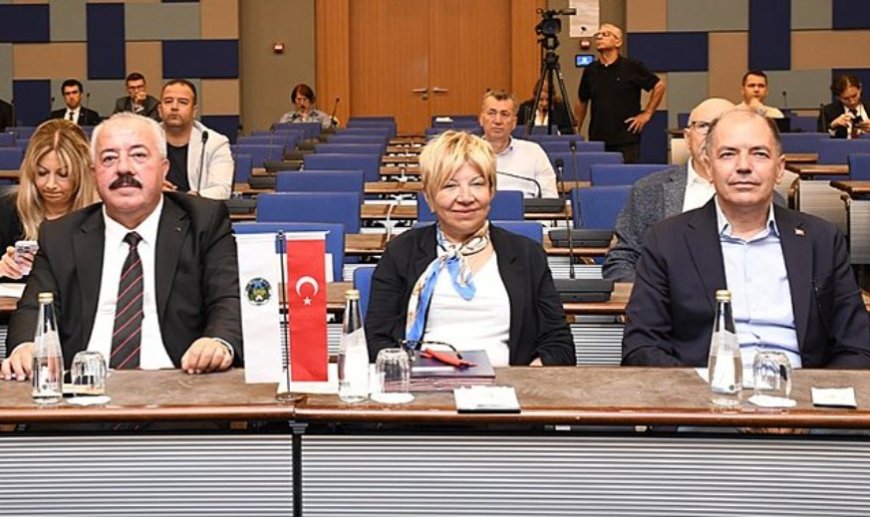 İzmir'de Oda ve Borsalarda Şeffaflık Tartışması: Basına Kapanan Meclisler Tepki Çekiyor