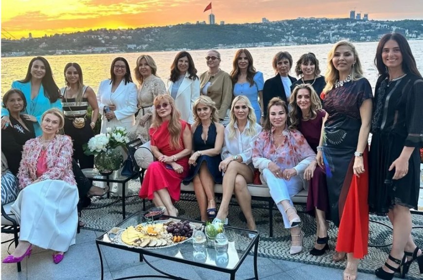 Arzu Sabancı dostlarını yalısında ağırladı