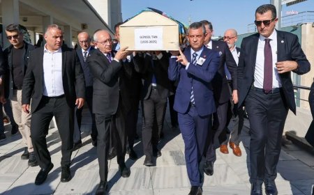 Özgür Özel ve Kemal Kılıçdaroğlu Cenazede Bir Araya Geldi