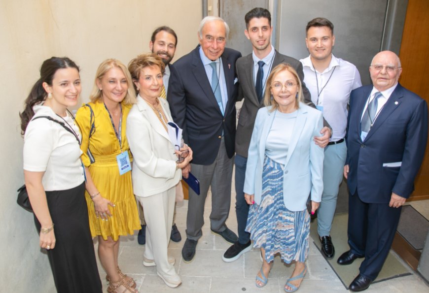 Lucien Arkas:  Denizde Kalmak Yetmez, Karayı da Kucaklayın