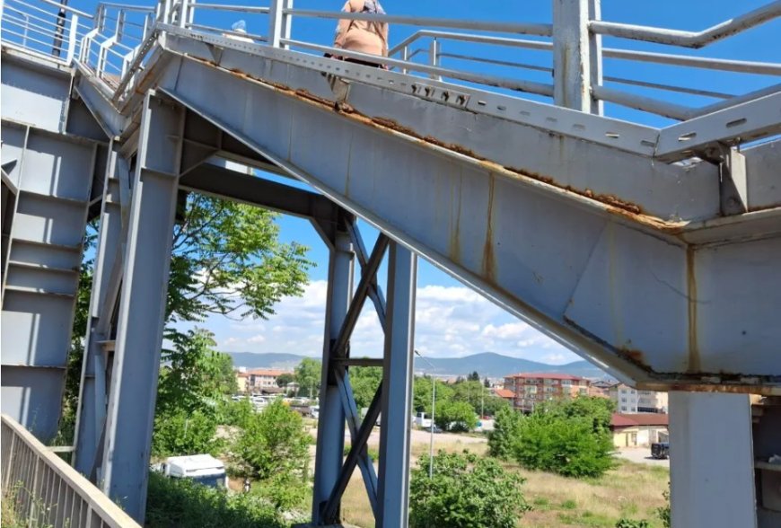 Şehit Üsteğmen İsmail Demircan’ın İsmini Taşıyan Üstgeçit Bakımsızlığa Terk Edildi