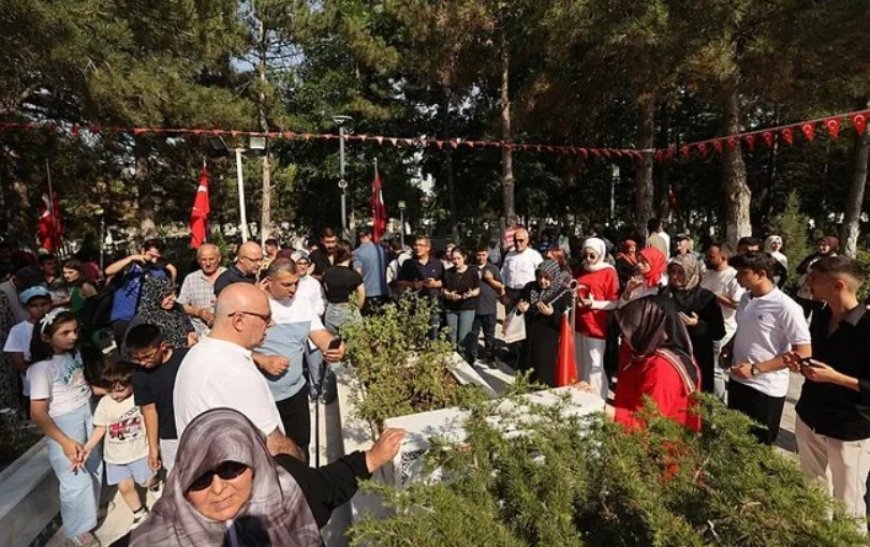 15 Temmuz Kahramanı Şehit Ömer Halisdemir Kabri Başında Dualarla Anıldı