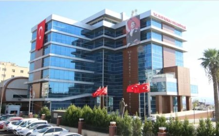 Bayraklı Belediyesi’ne koku, çöp ve park güvenliği tepkisi: Sağlık riski iddiaları artıyor