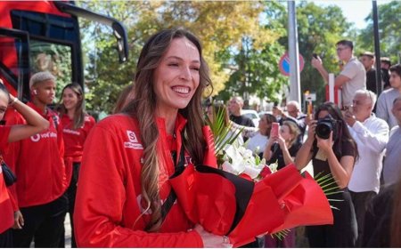 Filenin Sultanları Ankara’da coşkuyla karşılandı: Gümüş madalyalı milli takım TVF’de çiçek yağmuruna tutuldu