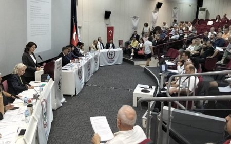 İzmir Eczacı Odası’nda Gerilimli Genel Kurul: “Canlı Yayın” Oylaması Krize Dönüştü