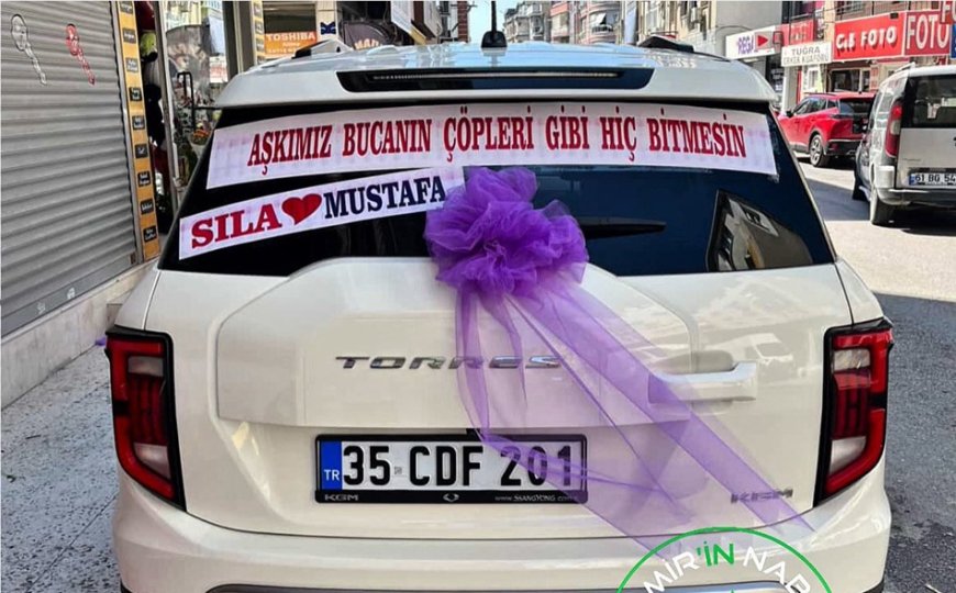 Aşkımız Buca’nın çöpleri gibi hiç bitmesin: Gelin arabasındaki yazı İzmir’de tartışmayı alevlendirdi