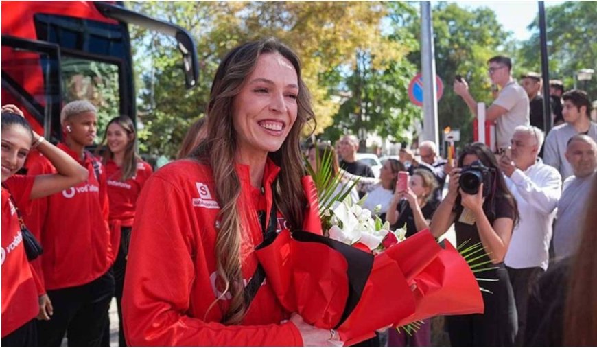 Filenin Sultanları Ankara’da coşkuyla karşılandı: Gümüş madalyalı milli takım TVF’de çiçek yağmuruna tutuldu