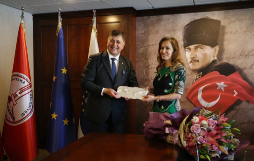 Karşıyaka’da  Başkan Ünsal, Cemil Tugay'ı İşaret Etti!