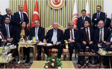 Bir Fotoğrafın Ardından: Siyasetin Aynasında Güven Krizi