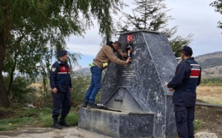 Hayrat Çeşmesine Saldırı: Şehit Tarkan Karaca’nın Bayrağı ve Fotoğrafı Yeniden Yerleştirildi