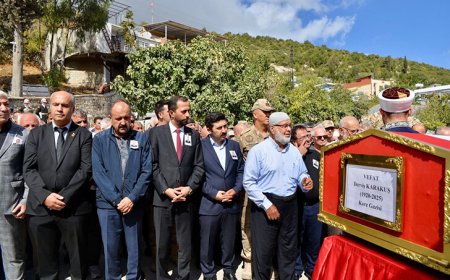 Hatay’da Son Nöbet: 105 Yaşındaki Kore Gazisi Derviş Karakuş’a Askerî Uğurlama