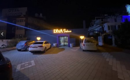 Akçay Sahilinde İzdiham Yaratan Açılış: Diva Sahne,  Aile Konsepti ve  Uygun Fiyat  İddiasıyla Yeni Nesil Meyhaneciliğe Farklı Bir Soluk Getirdi