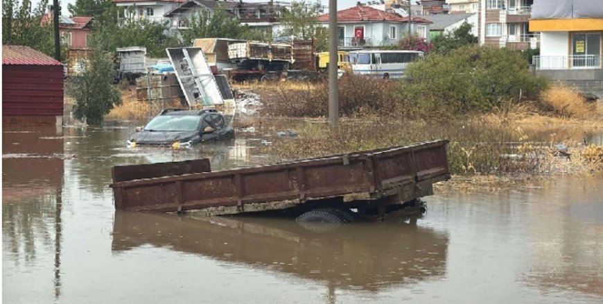 İzmir’de sağanak yağış kenti kilitledi: Manda Çayı’ndaki bariyer koptu, atıklar denize aktı