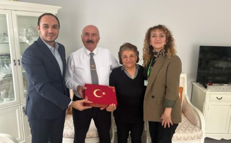 İzmit Belediyesi’nden Kıbrıs Gazilerine Anlamlı Ziyaret: Bayrak ve Kur’an-ı Kerim Takdim Edildi