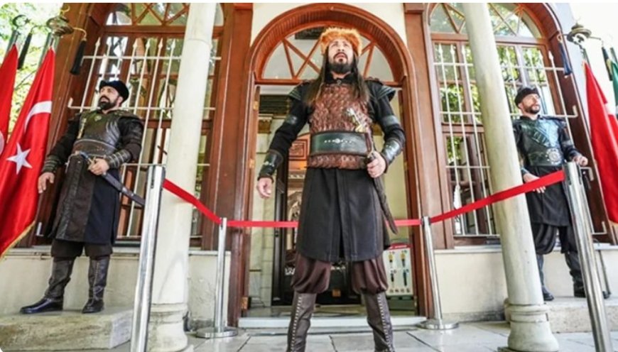 Osman Gazi Türbesi’nde alp kıyafetli nöbet 5 yıldır sürüyor