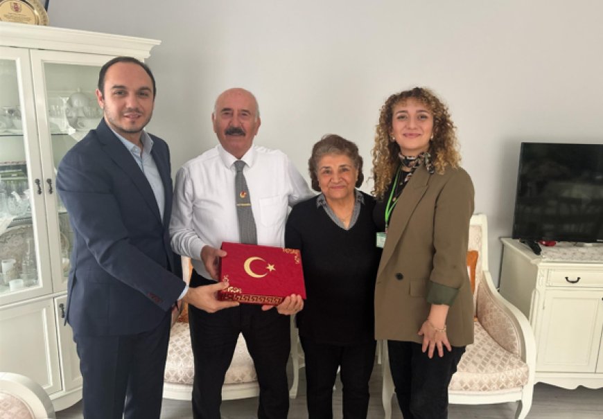 İzmit Belediyesi’nden Kıbrıs Gazilerine Anlamlı Ziyaret: Bayrak ve Kur’an-ı Kerim Takdim Edildi