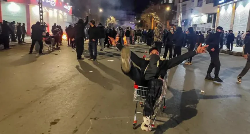 İran'da protestolar 11 şehre yayıldı: Rıza Pehlevi'den Trump'a teşekkür