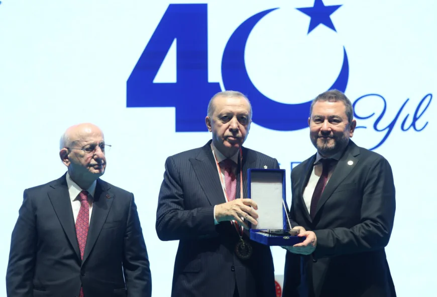 İş insanı Nazım Torbaoğlu'na Cumhurbaşkanı Erdoğan'dan plaket