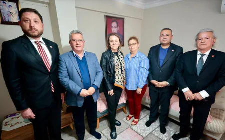 Konak Belediye Başkanı Mutlu’dan şehit eşine bayram ziyareti