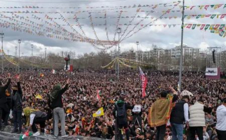 Diyarbakır'da Nevruz kutlamaları binlerin katılımıyla başladı