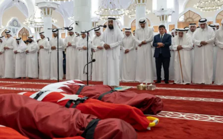 Katar'da şehitlere tabutsuz veda: Cenazeler neden yere konuldu