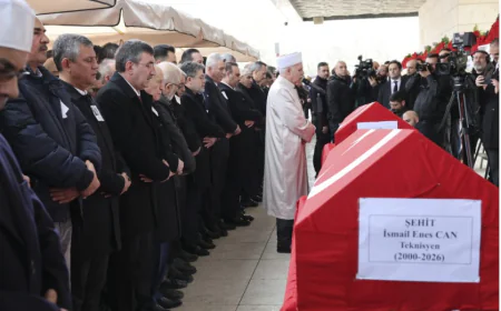 Özgür Özel'den Devlet Bahçeli'ye cenazede dikkat çeken uğurlama