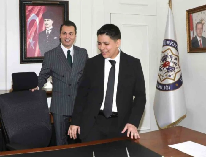 Alanya Kaymakamı Öztürk, koltuğunu şehit çocuğuna devretti