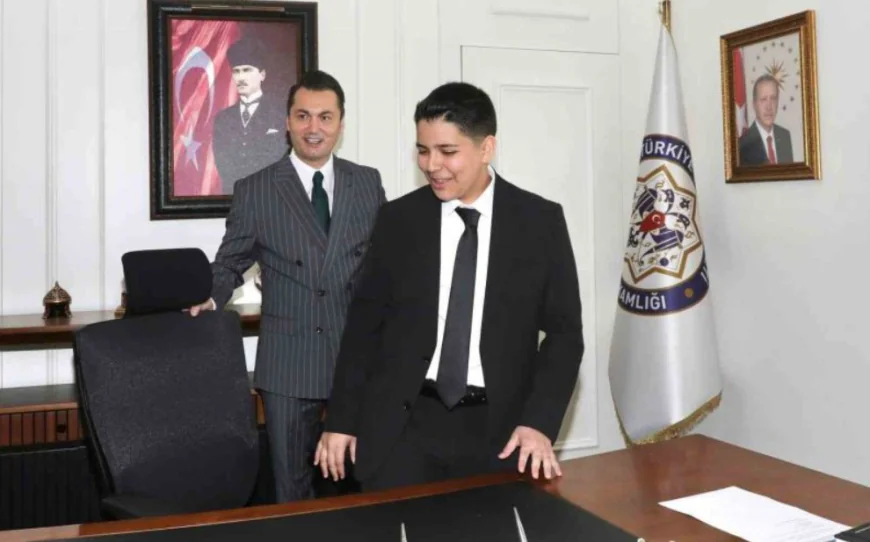 Alanya Kaymakamı Öztürk, koltuğunu şehit çocuğuna devretti